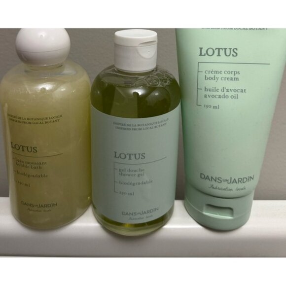 Dans Un Jardin LOTUS Bath and Body bundle - Picture 1 of 4